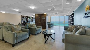 Condo, Plusieurs lits, balcon, vue sur l’océan (Tidewater 1316) | Intérieur