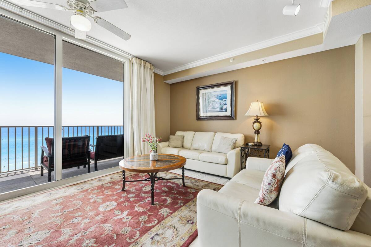 Condo, nhiều giường, ban công, quang cảnh biển (Tidewater 403) | Khu phòng khách | TV màn hình phẳng 42-inch có truyền hình kỹ thuật số