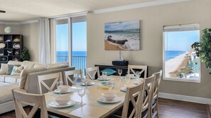 Bloc d'apartaments, diversos llits, balcó, vistes a l'oceà (Tidewater 1301) | Sala d'estar | Televisor de pantalla plana de 42 polzades amb canals digitals 