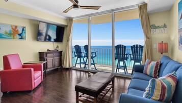 Apartment, Mehrere Betten, Balkon, Meerblick (Tidewater 1316) | Wohnbereich | 42-Zoll-Flachbildfernseher mit Digitalempfang