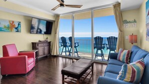 Bloc d'apartaments, diversos llits, balcó, vistes a l'oceà (Tidewater 1316) | Sala d'estar | Televisor de pantalla plana de 42 polzades amb canals digitals 