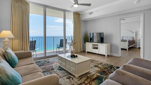 Apartment, Mehrere Betten, Balkon, Meerblick (Tidewater 2315) | Wohnbereich | 42-Zoll-Flachbildfernseher mit Digitalempfang