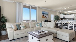 Bloc d'apartaments, diversos llits, balcó, vistes a l'oceà (Tidewater 1301) | Sala d'estar | Televisor de pantalla plana de 42 polzades amb canals digitals 