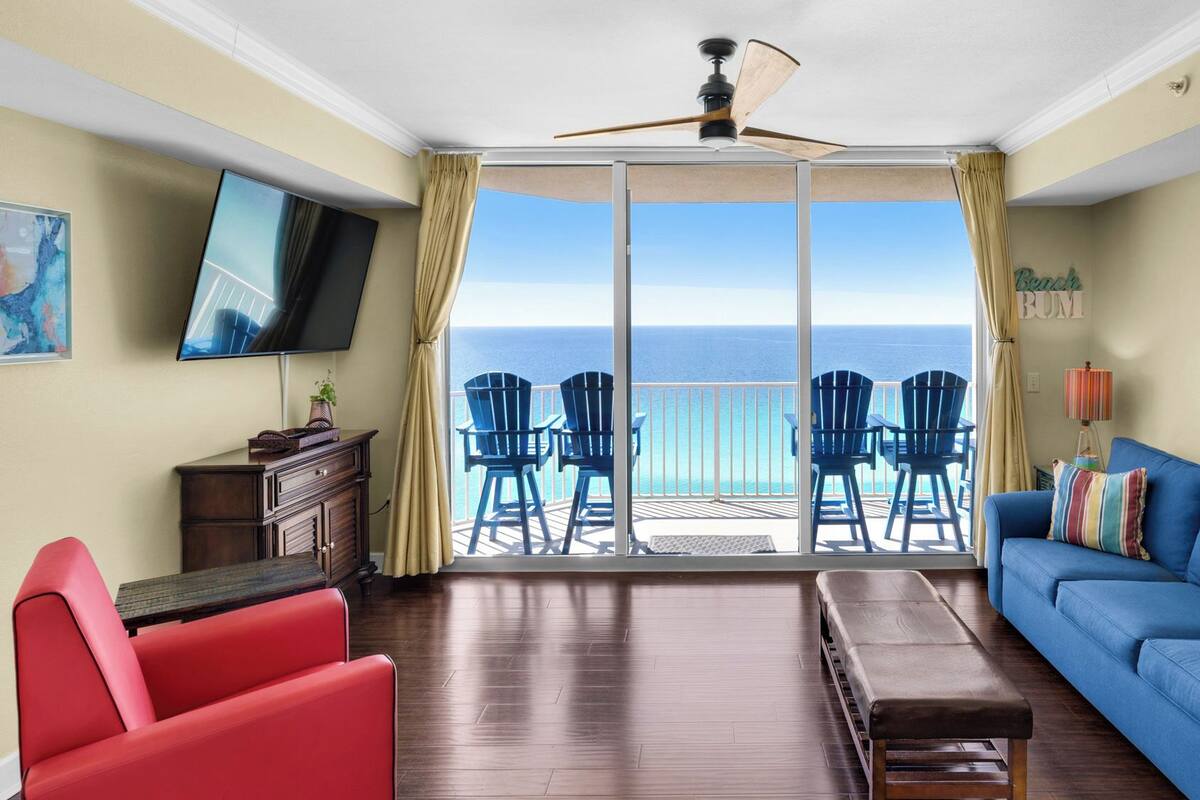 Apartment, Mehrere Betten, Balkon, Meerblick (Tidewater 1316) | Wohnbereich | 42-Zoll-Flachbildfernseher mit Digitalempfang