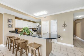 公寓客房, 多張床, 陽台, 海景 (Tidewater 403) | 私人廚房 | 咖啡機/沖茶器