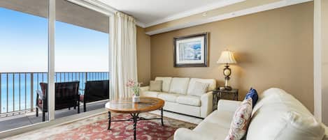 Condo, varias camas, balcón, vista al océano (Tidewater 403) | Área de sala de estar | Televisión de pantalla plana de 42 pulgadas con canales digitales
