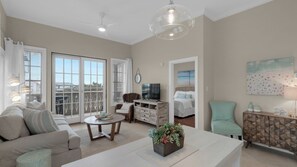 Condo, Plusieurs lits, balcon, vue sur le jardin (Village of S Walton 311F) | Aire de séjour | Téléviseur à écran plat de 42 po avec télévision numérique