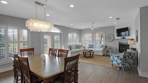 Leilighet, flere senger, balkong, bassengutsikt (Villas at Seagrove A202) | Spiseområde