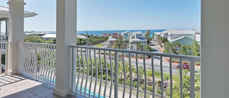 Condo, varias camas, patio, vista al océano (Villas At Seagrove C401) | Áreas de la propiedad