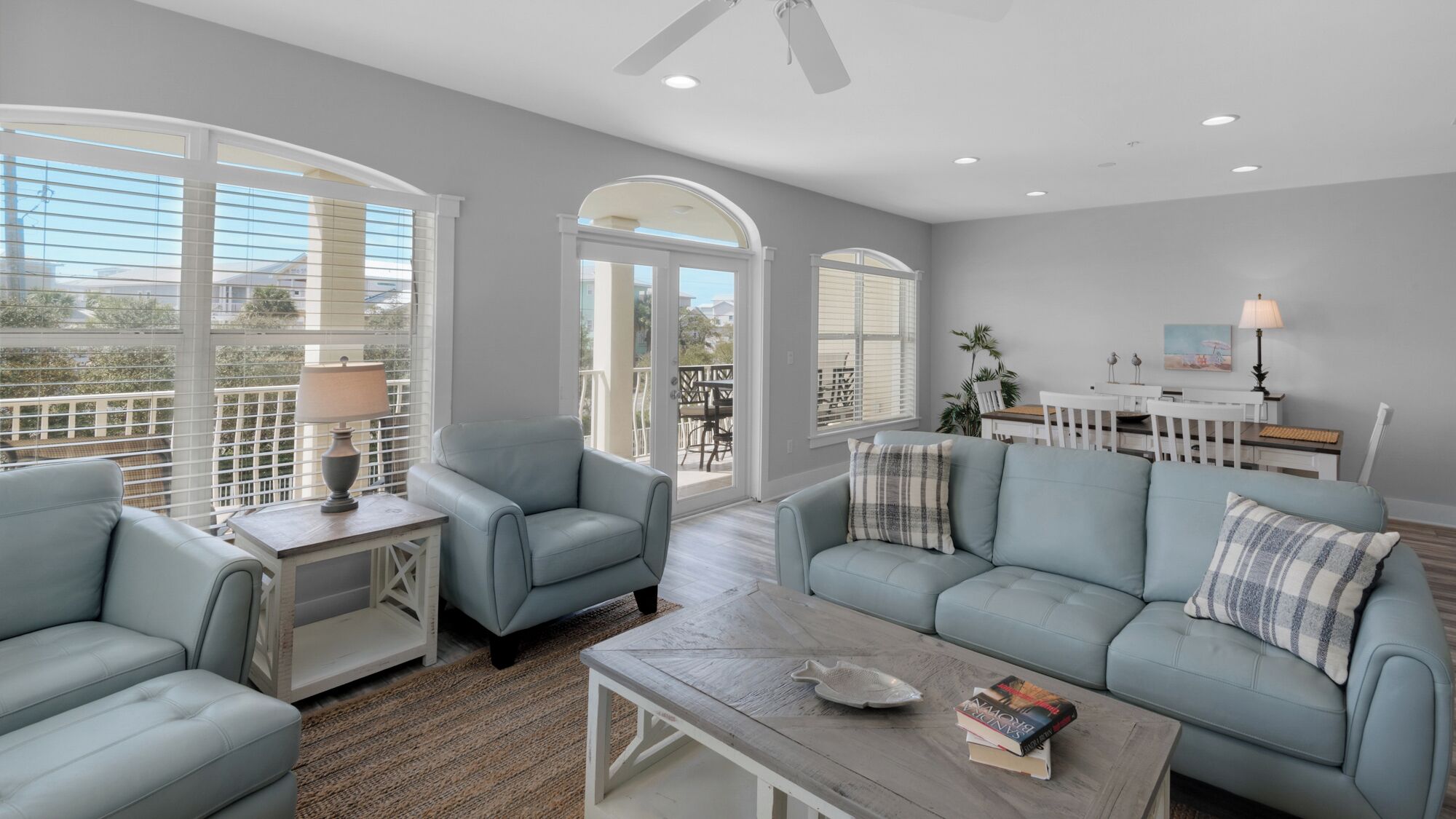 Condo, Plusieurs lits, balcon, vue sur la piscine (Villas At Seagrove B201) | Aire de séjour | Téléviseur à écran plat de 42 po avec télévision numérique