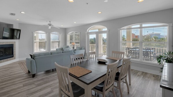 コンドミニアム ベッド (複数台) バルコニー プールビュー (Villas At Seagrove B201) | 内装