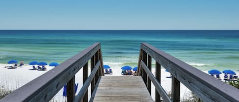 Una spiaggia nelle vicinanze