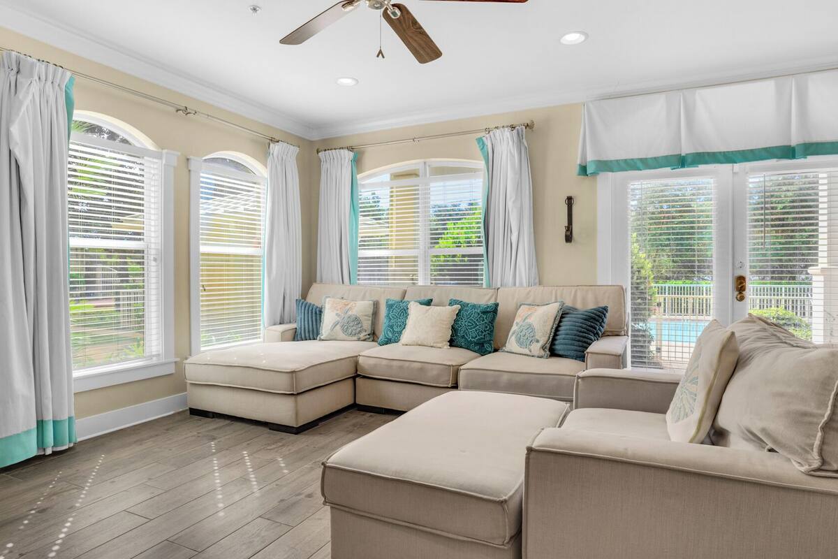 Apartamento, varias camas, balcón, vistas a la piscina (Villas at Seagrove B101) | Zona de estar | Televisión de pantalla plana de 42 pulgadas con canales digitales
