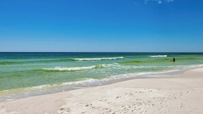 بالقرب من الشاطئ