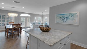 Appart'hôtel, plusieurs lits, balcon, vue piscine (Villas at Seagrove A202) | Restauration