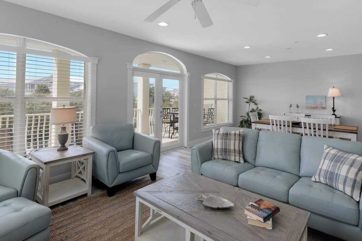 Condo, varias camas, balcón, vista a la alberca (Villas At Seagrove B201) | Área de sala de estar | Televisión de pantalla plana de 42 pulgadas con canales digitales