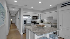 Appart'hôtel, plusieurs lits, balcon, vue piscine (Villas at Seagrove A202) | Cuisine privée