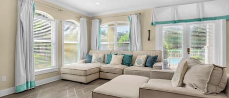 Appart'hôtel, plusieurs lits, balcon, vue piscine (Villas at Seagrove B101) | Coin séjour