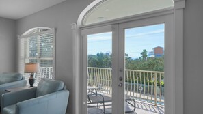 コンドミニアム ベッド (複数台) バルコニー プールビュー (Villas At Seagrove B201) | 内装