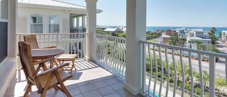 Condo, varias camas, patio, vista al océano (Villas At Seagrove C401) | Restaurante al aire libre