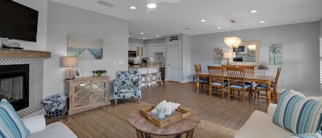 公寓客房, 多張床, 露台, 泳池景 (Villas at Seagrove A202) | 客廳 | 42 吋平面電視連數碼電視頻道