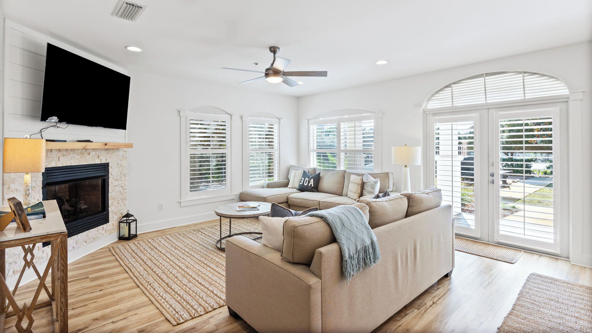 Appart'hôtel, plusieurs lits, patio, vue piscine (Villas at Seagrove A101) | Coin séjour