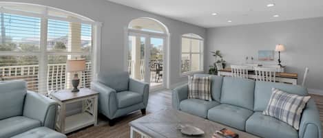 Apartment, Mehrere Betten, Balkon, Poolblick (Villas At Seagrove B201) | Wohnbereich | 42-Zoll-Flachbildfernseher mit Digitalempfang