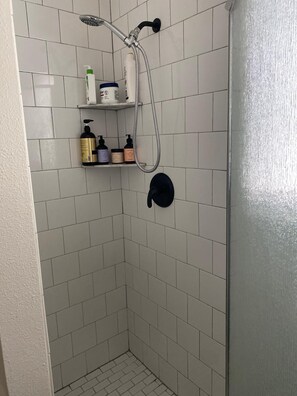Chuveiro, secador de cabelo, toalhas de banho, sabonete