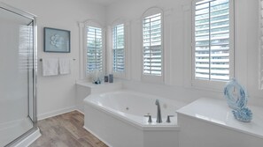 คอนโด, หลายเตียง, ระเบียง, วิวสระว่ายน้ำ (Villas At Sunset Beach B201) | ห้องน้ำ | ของใช้ในห้องน้ำฟรี, ผ้าเช็ดตัว, สบู่, ยาสระผม