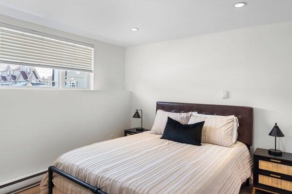 2 bedrooms, internet, bed sheets