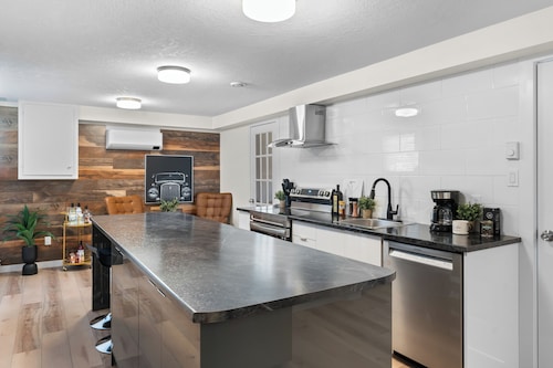 Dieppe Charm Suites, 2 BDRM, Walk to Local Market