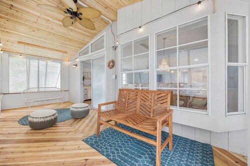Beach Bungalow-Short walk to the Beach in Oceanside Village 