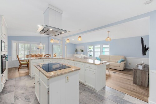 BRAND NEW! Beach Bungalow-Short walk to the Beach in Oceanside Village 