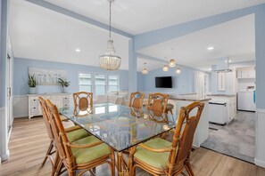 Dining - Beach Bungalow-Short walk to the Beach in Oceanside Village  (Myrtle Beach)