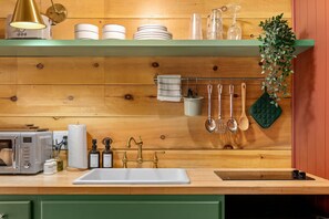 Fridge, microwave, oven, stovetop - Echo Lake Relaxation at the PemiCabins (Lincoln)