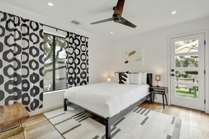 2 bedrooms, desk, free WiFi, bed sheets - Chic Travis Heights Home + Pool - Chelsea Oak II (Austin)