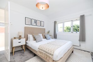 House | 3 bedrooms - The West Byfleet Place - Modern 3bdr Flat With Garden (West Byfleet)