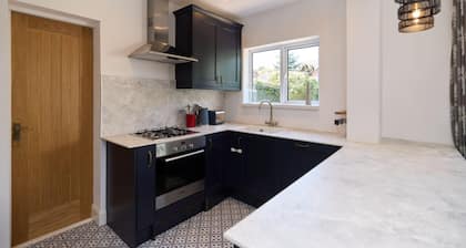 The West Byfleet Place - Modern 3bdr Flat With Garden