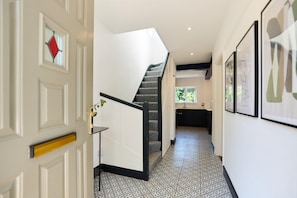 House | 3 bedrooms - The West Byfleet Place - Modern 3bdr Flat With Garden (West Byfleet)