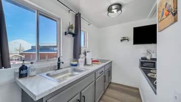 Suite, Balcony | Private kitchen | Mini-fridge, microwave