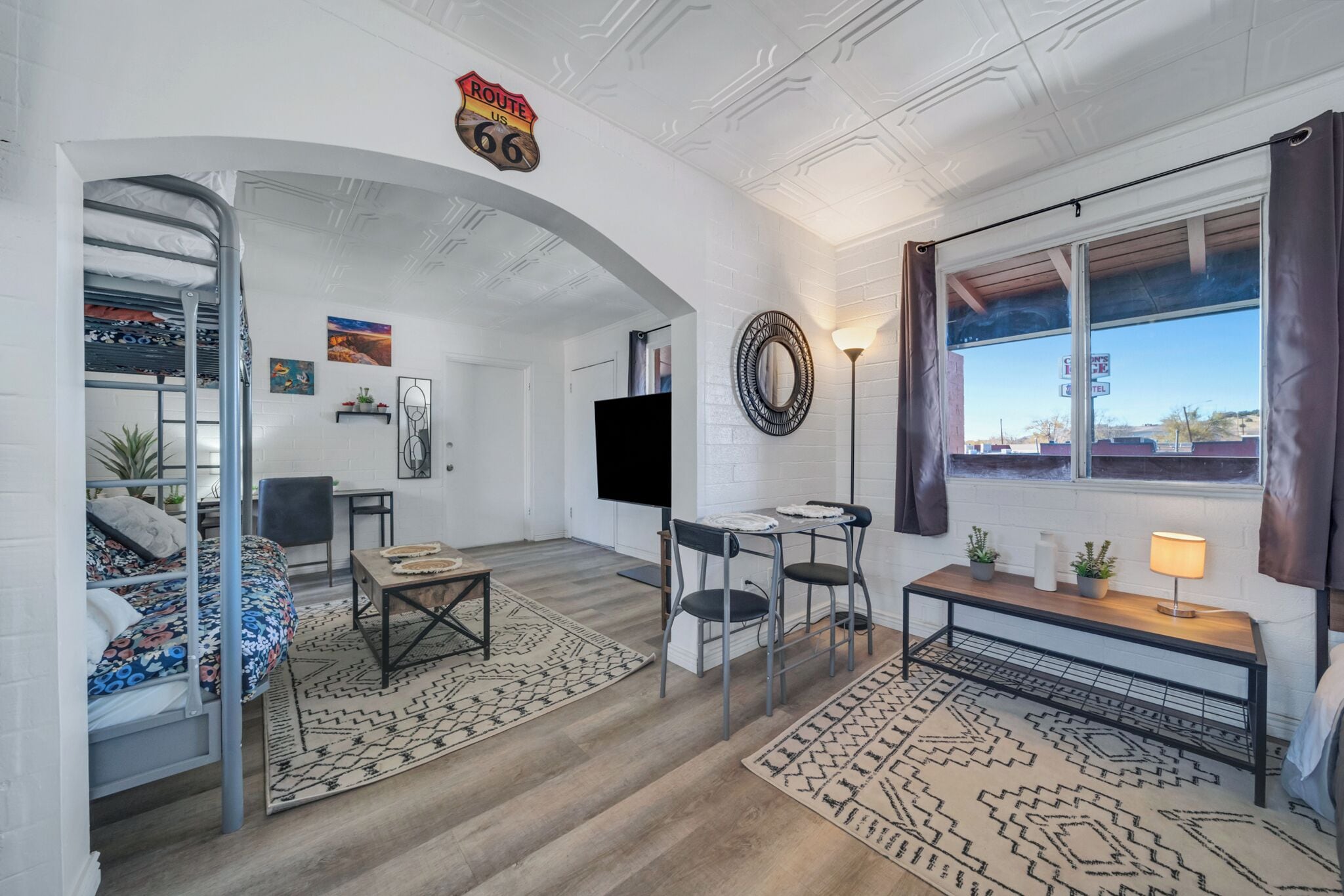 Suite, balcón | Área de sala de estar | Smart TV y servicios de streaming 
