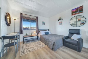 Suíte, sacada | Wi-Fi de cortesia, roupa de cama