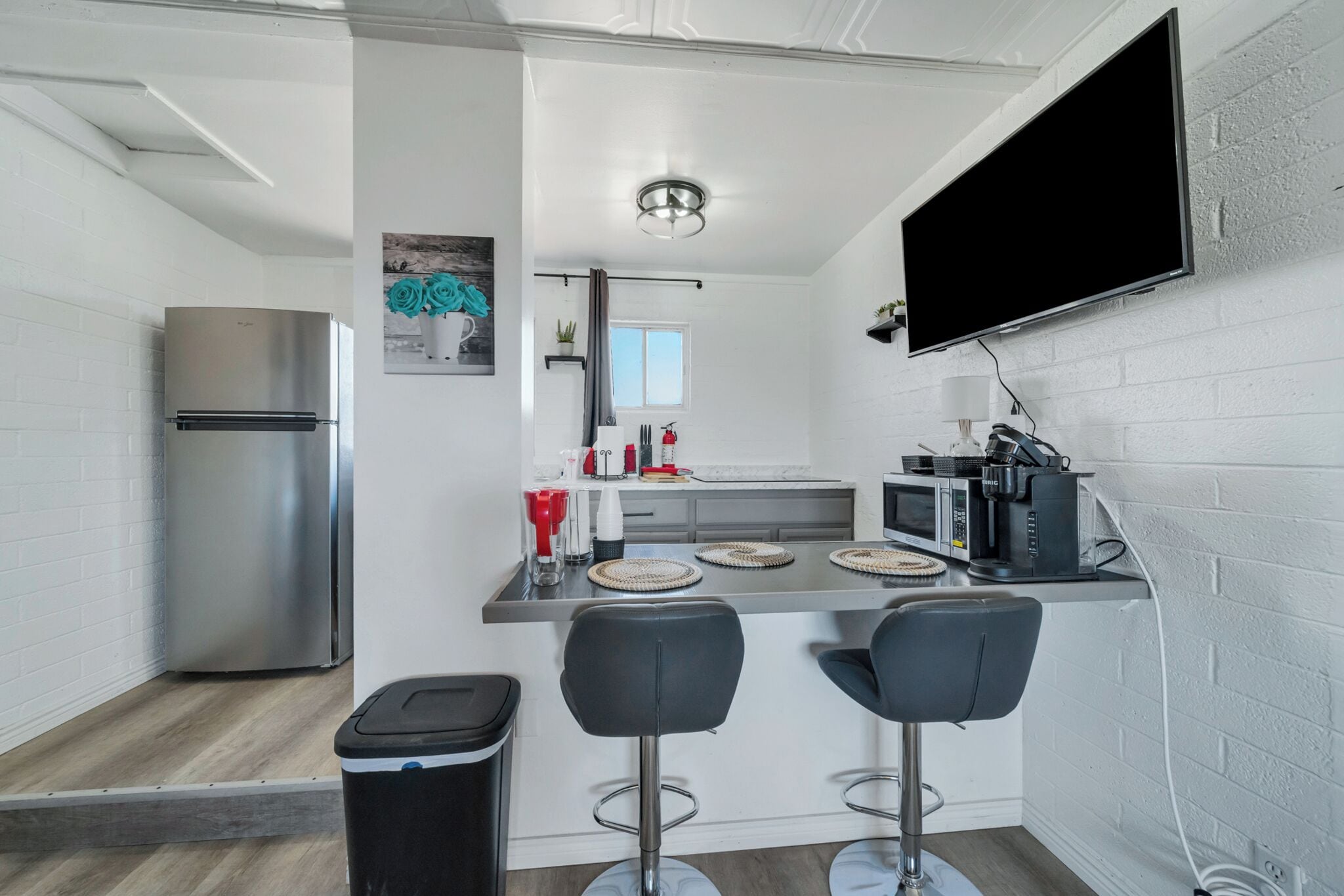 Suite, Balcony | Private kitchen | Mini-fridge, microwave