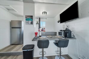 Suite, balcón | Cocina privada | Frigobar y microondas 