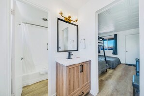 Triple Room | Bathroom - Canyons Edge Route 66 Motel (Ash Fork)