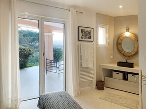 3 bedrooms, iron/ironing board, free WiFi