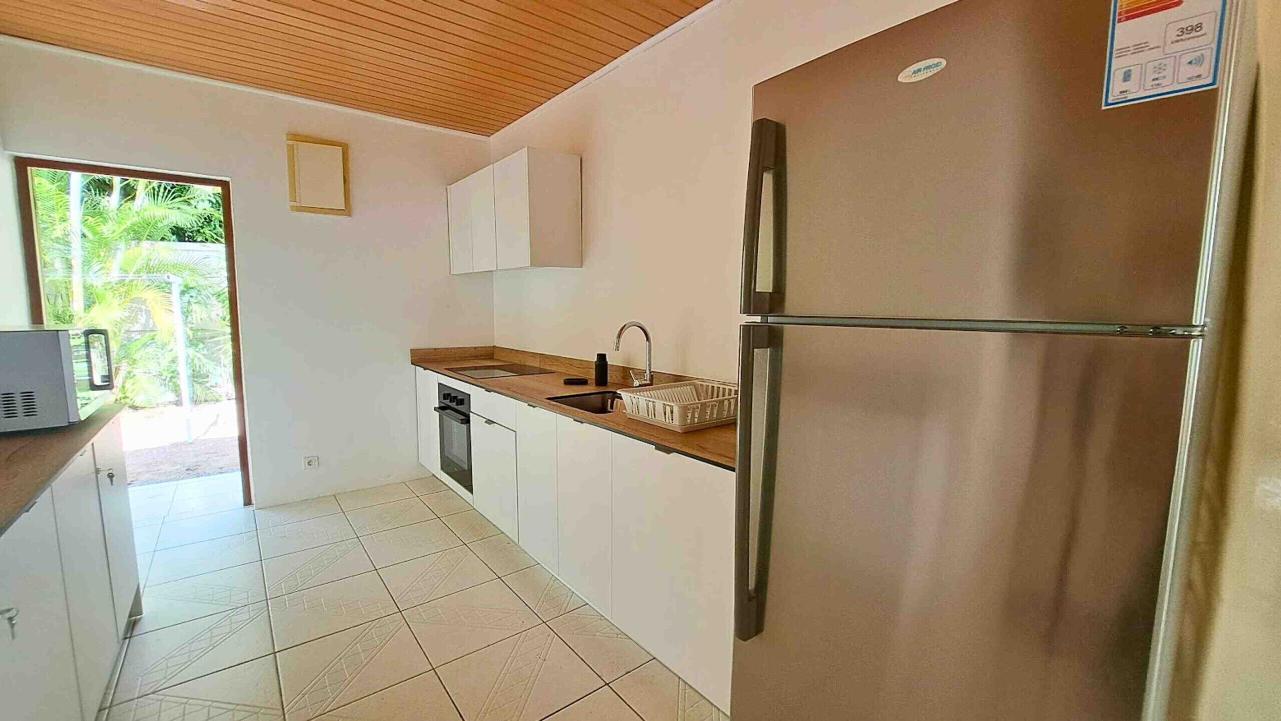 Refrigerador, microondas, horno y cafetera y tetera 