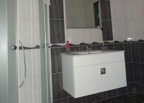 Chuveiro, secador de cabelo, toalhas de banho 