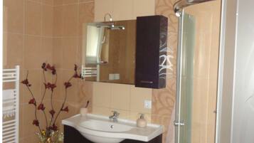 Dusj, hårføner og håndklær