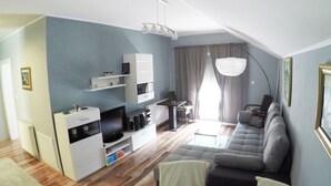 Un apartamento moderno con sala de estar, kitchenette y comedor.